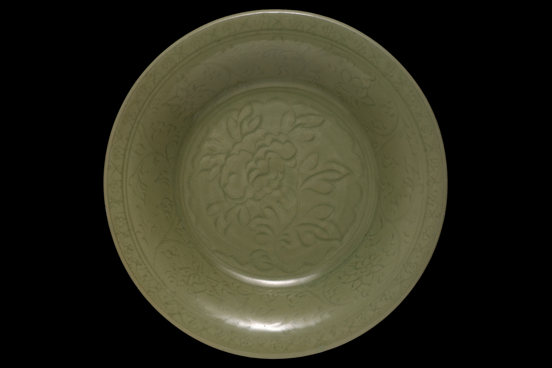 天龍寺青磁刻花牡丹文大盤（明時代 / 所載品） - 天平堂（TENPYODO）