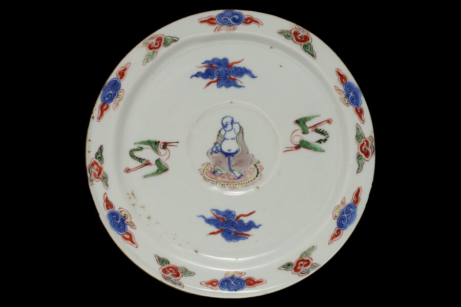 南京赤絵羅漢雲鶴文皿（明 - 清時代） - 天平堂（TENPYODO）