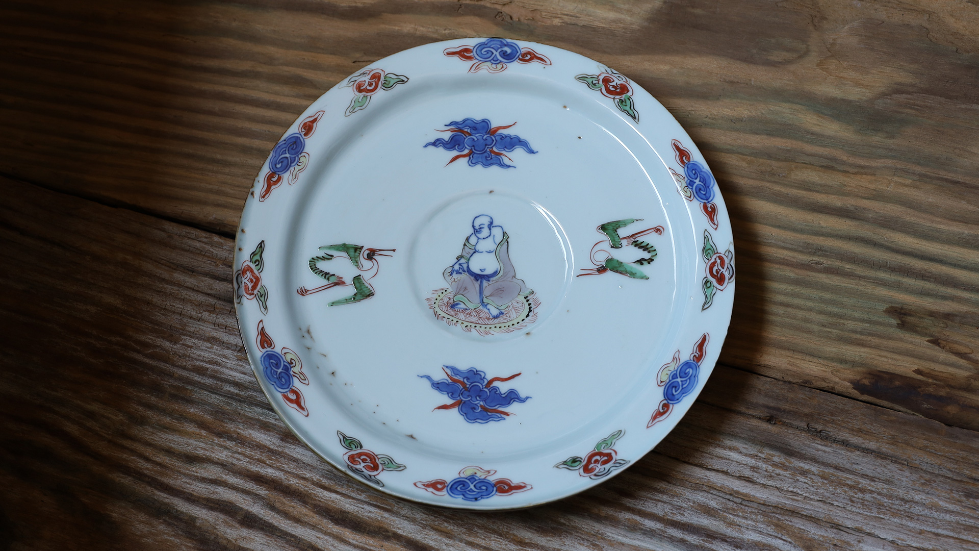 南京赤絵羅漢雲鶴文皿（明 - 清時代） - 天平堂（TENPYODO）