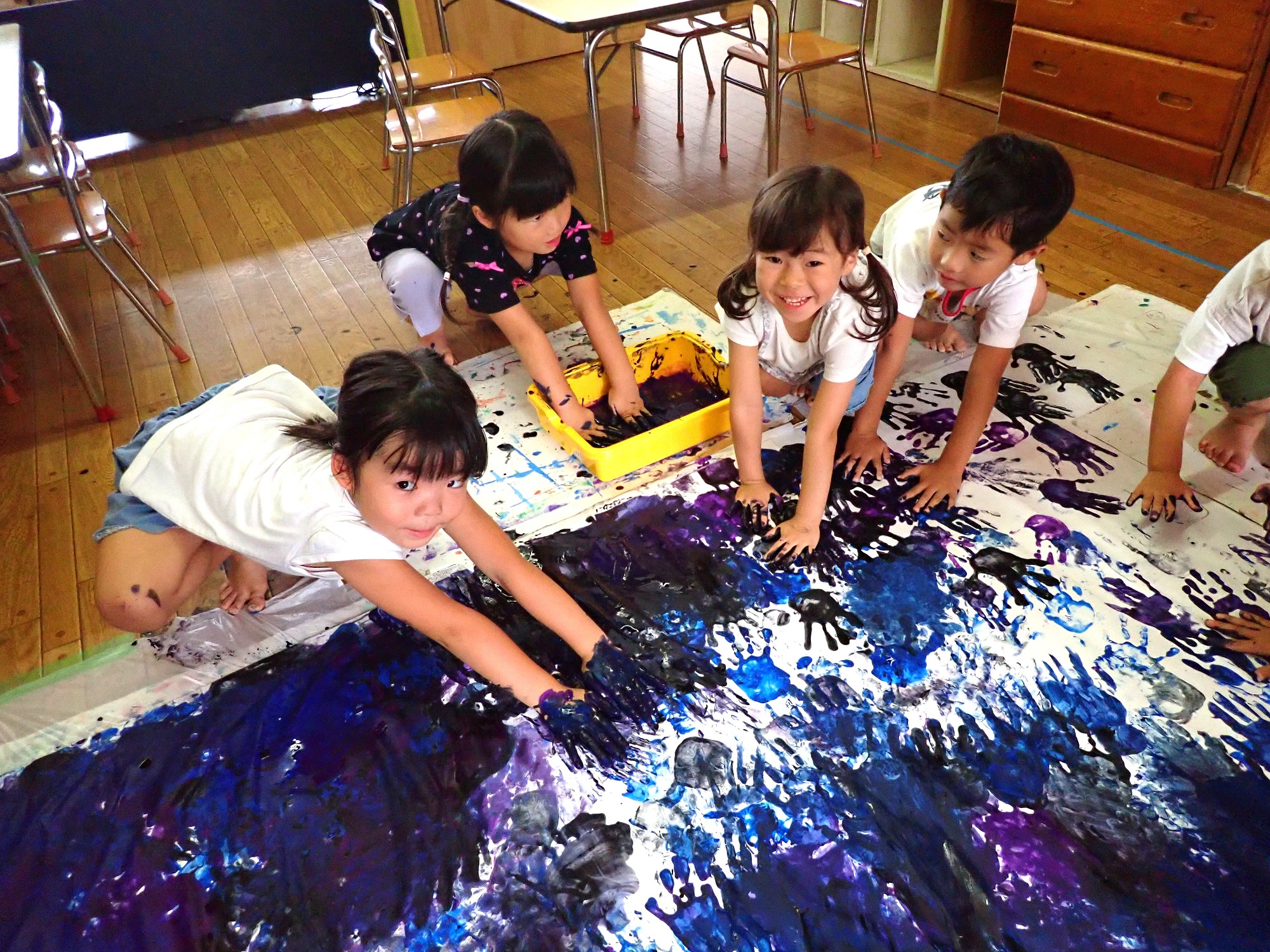 絵の具遊び！ ｜ 社会福祉法人天真会（真愛保育園、いろどり真愛保育園