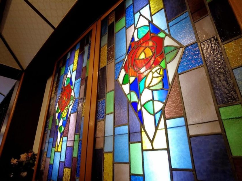 浅草「珈琲アモール」で、バラのステンドグラスを眺めながらモーニング