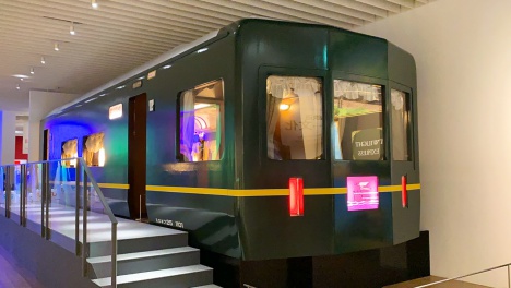 ウエストエクスプレス銀河、ヘッドマークレプリカを六本木で展示