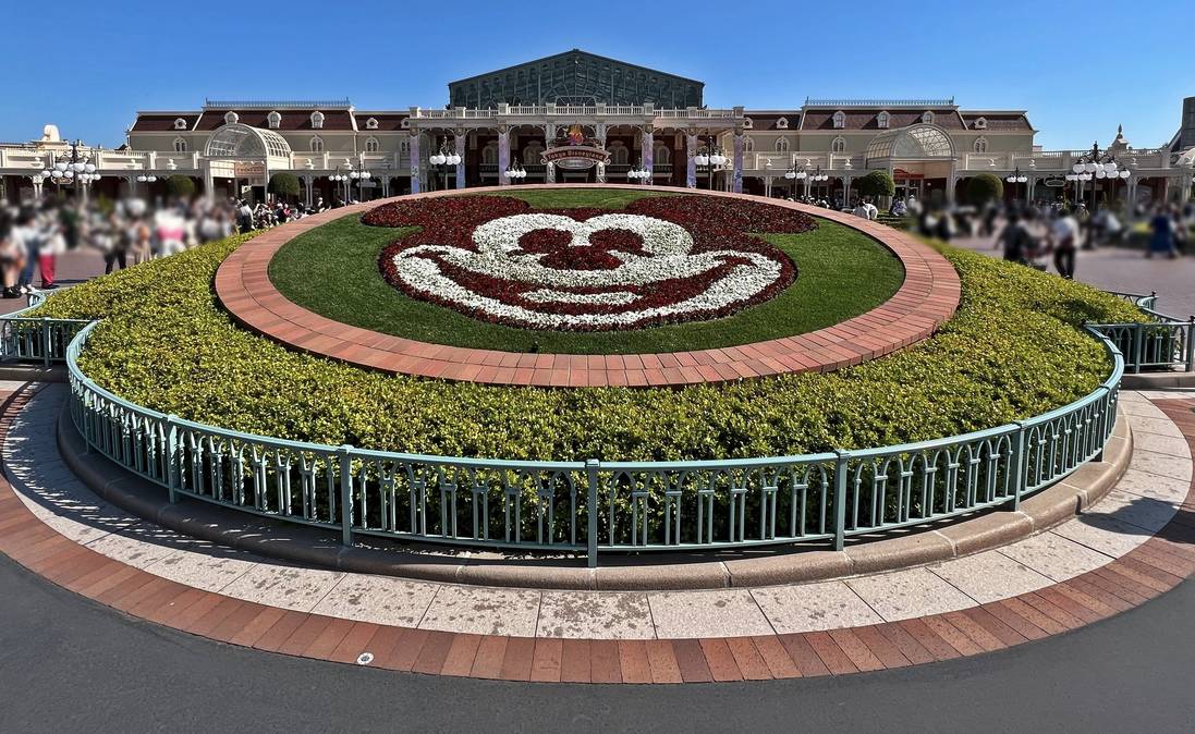 特別演出無しの衝撃】ディズニーランド40周年の入り口花壇が普通すぎて