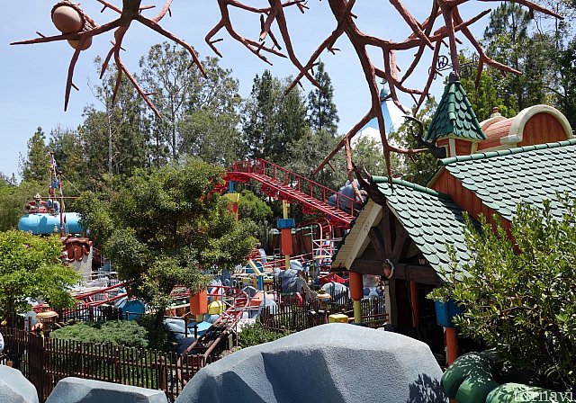 チップとデールのガジェットコースター | ディズニーランド