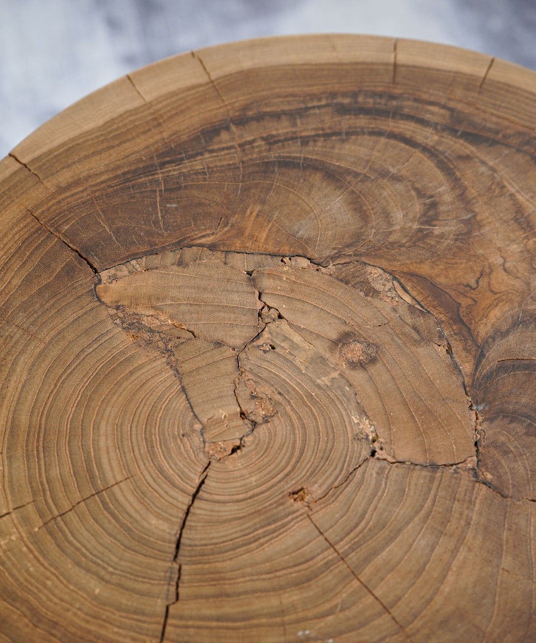 dareels（ダリールズ）SOLID STOOL ROUND｜チーク古材を贅沢に使った