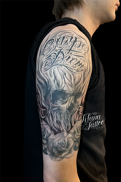 スカル|バラ|文字のタトゥー – Tifana Tattoo – 東京・渋谷のタトゥー