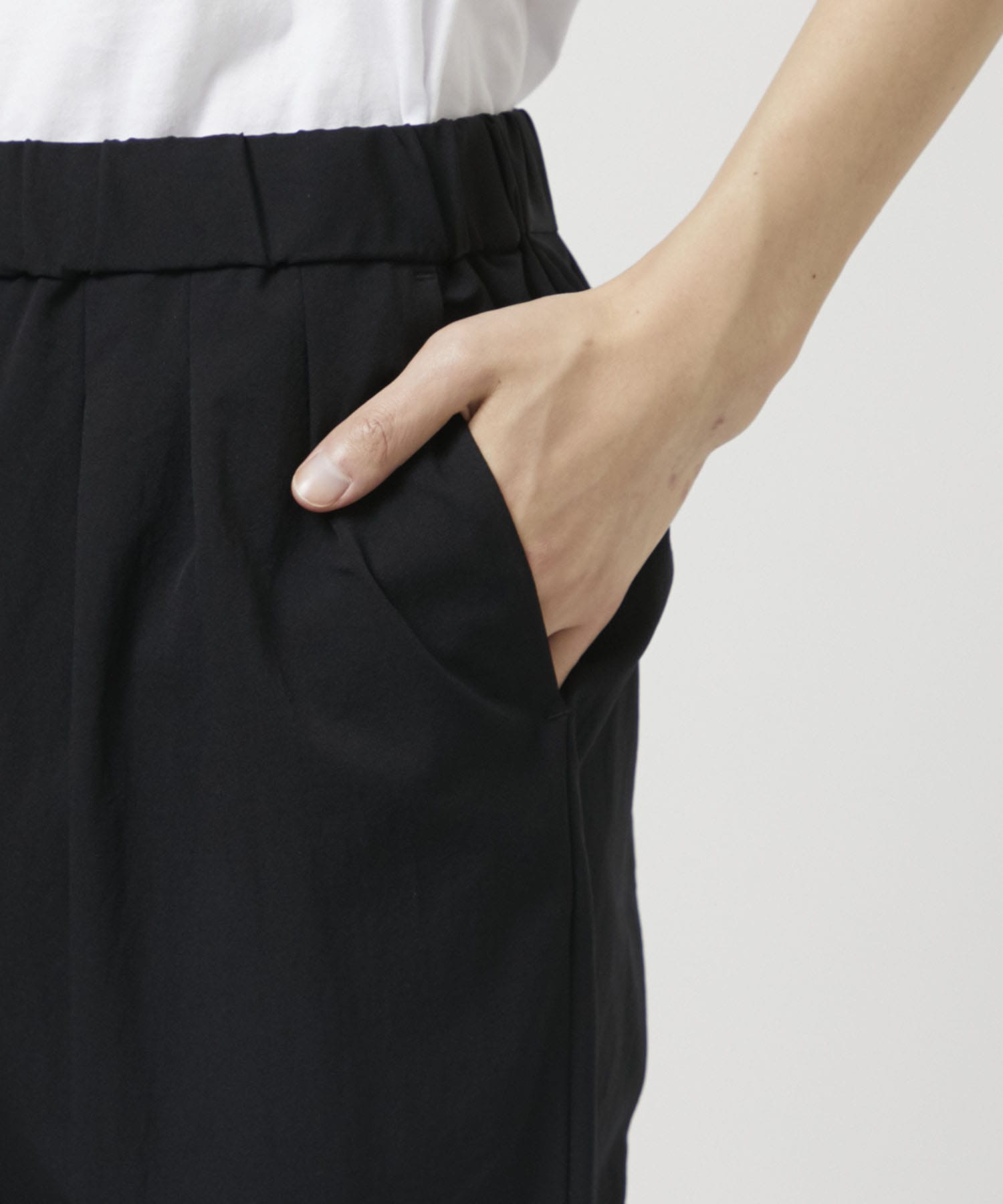 3 TUCK EASY TAPERED PANTS(0 BLACK): White Mountaineering: MENS