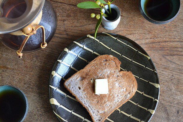 どこかほっこりと温かな暮らしのうつわ 丹窓窯さんの「スリップウェア