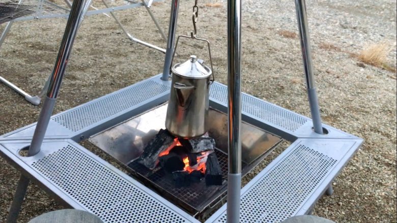 焚き火、トライポッドにはコールマンのファイアープレイスケトル