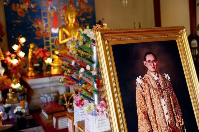 タイでプミポン国王の肖像画が大売れ 需要に追い付かず | ロイター