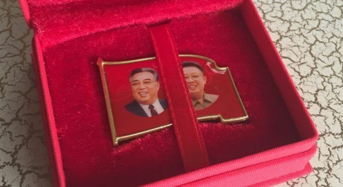 金日成・金正日バッジ｣を手に入れる方法 必要なのは100ドルの寄付と