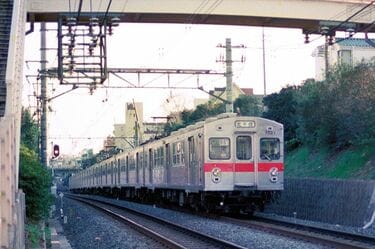東急線､懐かしい｢ギラギラのステンレス車｣時代 緑の旧型車が活躍､非