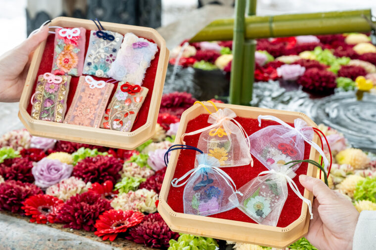 2026初詣特集・金峯神社】心ときめく花手水とお守り。一年の始まりは