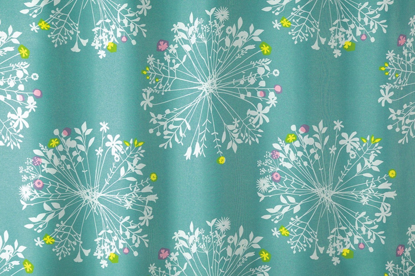 綺麗なシルエットの植物を大胆かつ繊細に並べたデザインの遮光カーテン