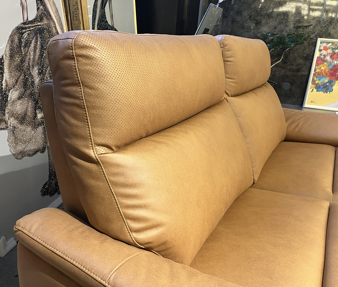 まるでプライベートシアター！背もたれ部分にスピーカーが内蔵された2