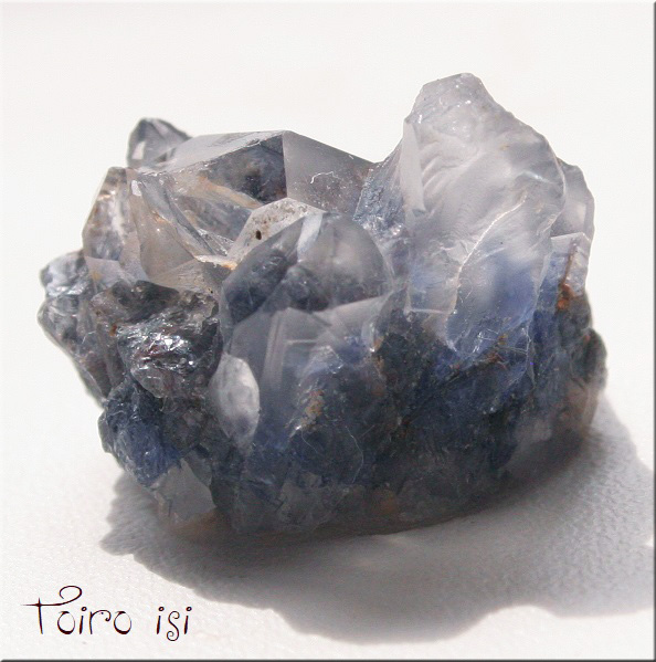 デュモルチェライト イン クォーツ クラスター