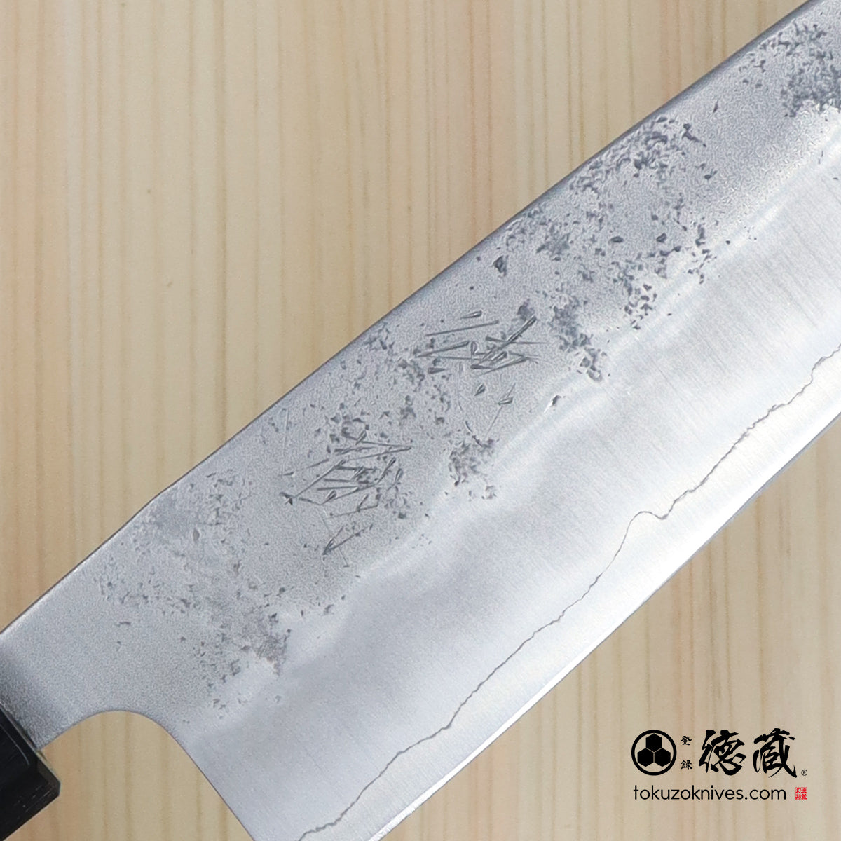 銀三 梨地仕上げ 三徳包丁 朴八角柄 – 徳蔵刃物 TOKUZO KNIVES