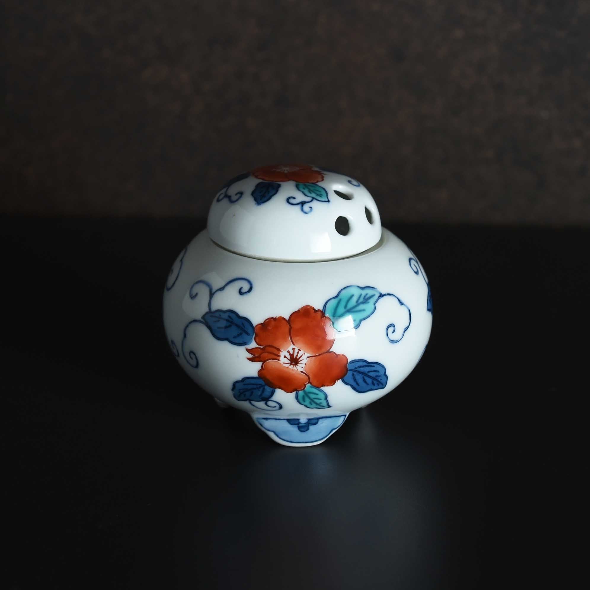 伊万里焼 - 丸香炉 - 染錦椿 – Tokyo Apartment Store