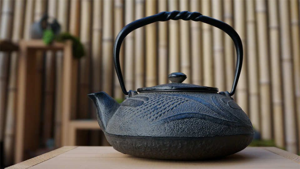 岩手・水沢より、南部宝生堂（及富 OITOMI）の南部鉄瓶、新入荷しま