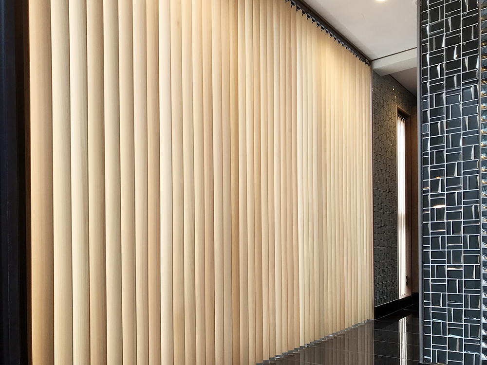 木製ブラインド 縦型無垢の一枚板を用いたオーダー製品