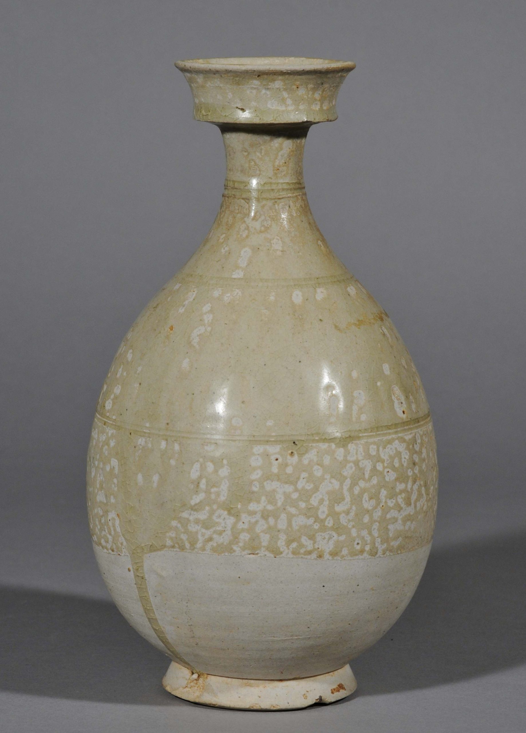 白磁盤口瓶 - 常盤山文庫