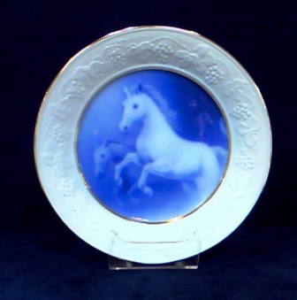 大倉陶園 2002年午 干支小皿 スタンド付 - 土岐陶器本店