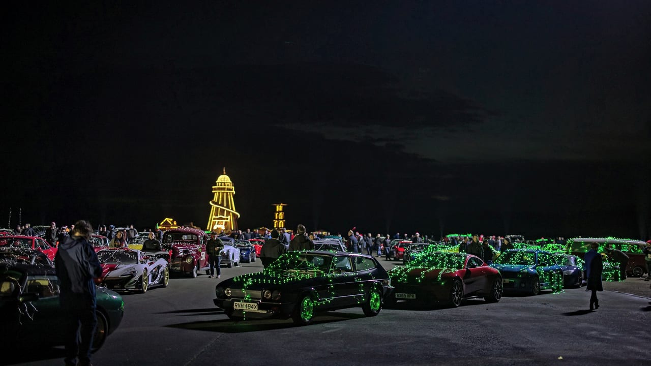 長さ137m、幅117mの巨大ツリーが214台のクルマで作られた、トップギア