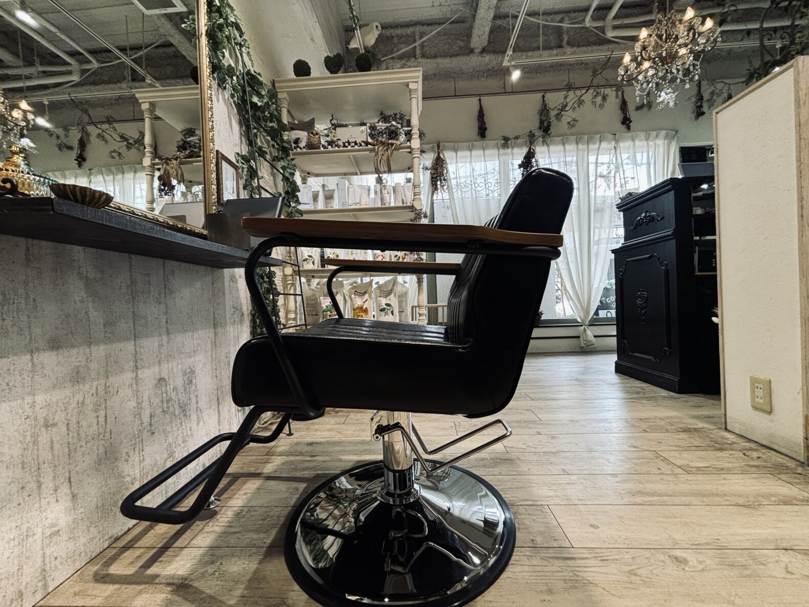 整形外科医共同開発！】サロンの椅子「スタイリングチェア」が新しく