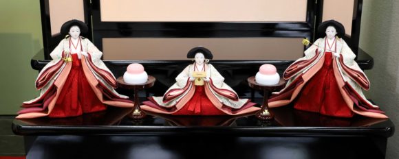 一人だけ年上？三人官女はお内裏様のお世話役 | 人形の東玉