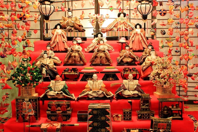 ひな人形はなぜひな壇飾りになったの？ | 人形の東玉