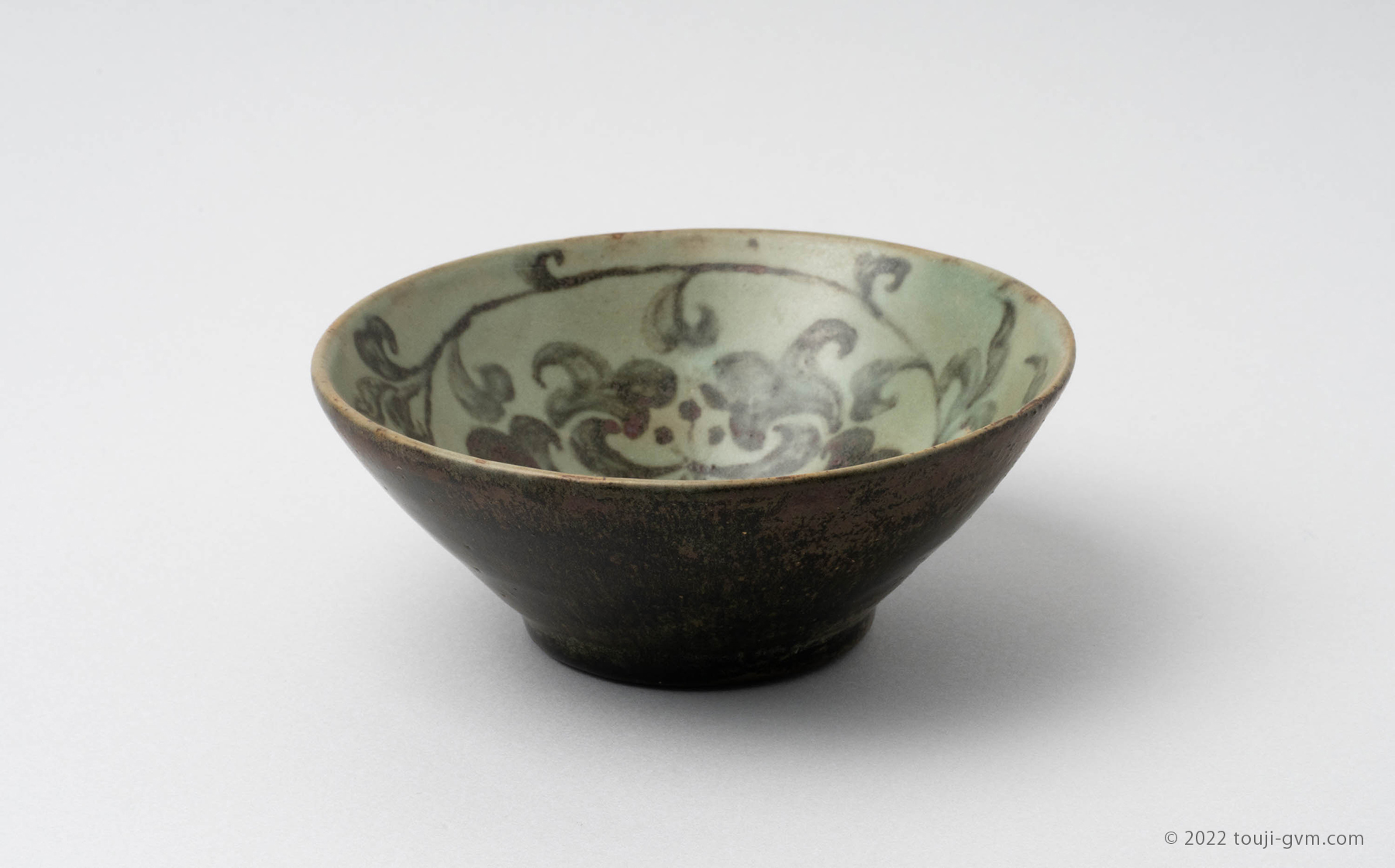 高麗青磁 鉄釉鉄絵草花文碗 – Goryeo Celdon | 陶磁オンライン美術館ー