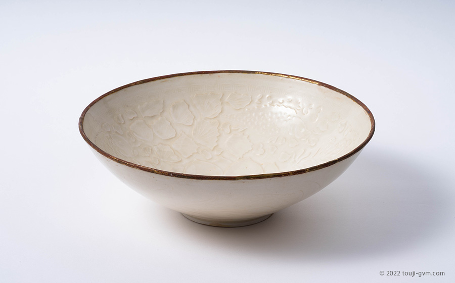 定窯 白磁印花草魚文盤 – Ding ware Plate | 陶磁オンライン美術館ー