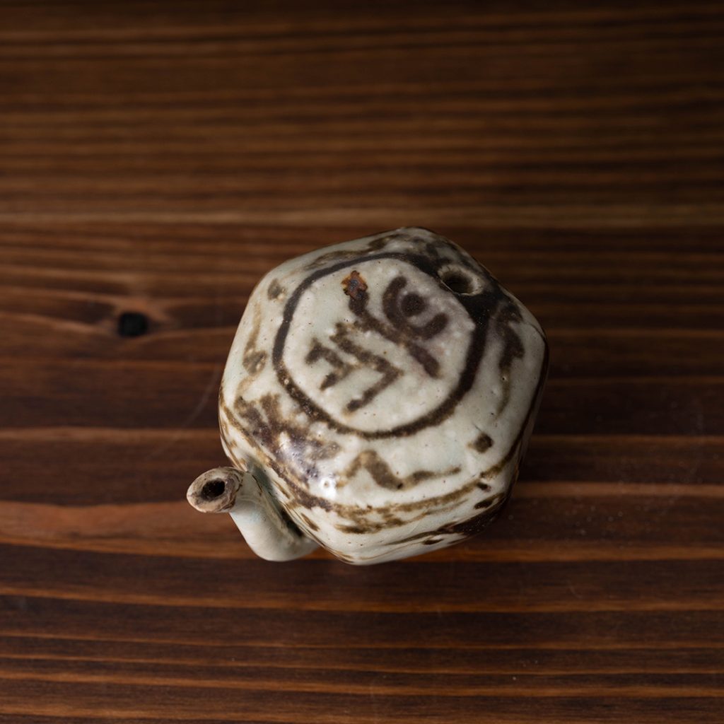 写真で解説】陶磁器の水滴（すいてき）とは｜特徴や歴史を解説。朝鮮で