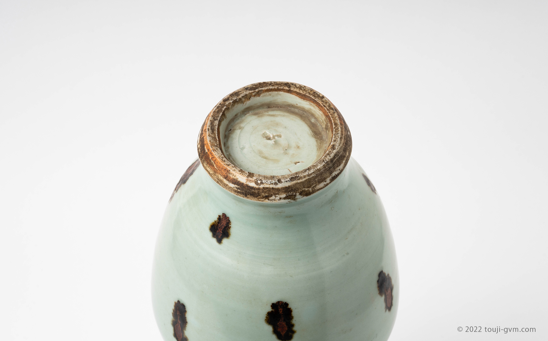 龍泉窯 飛青磁貼花桃文花生 – Longquan Celadon | 陶磁オンライン