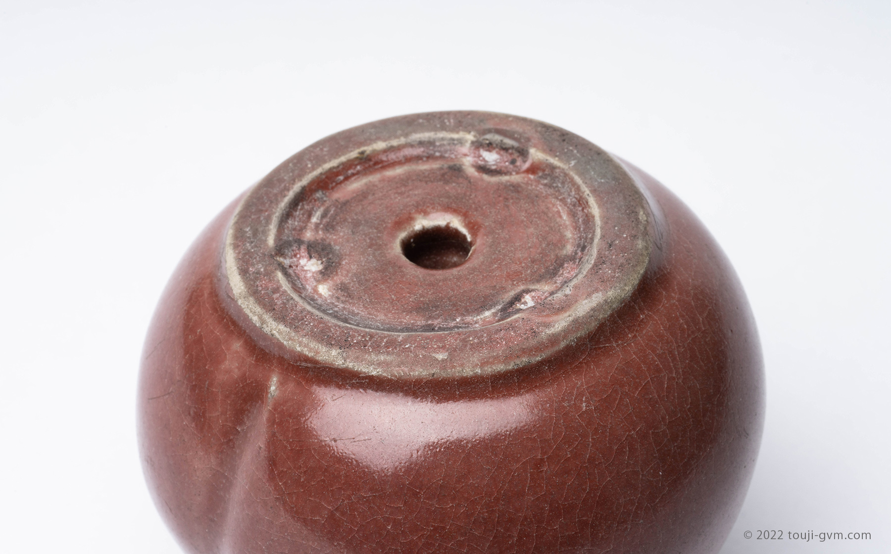 総辰砂桃形水滴 – Peach-Shaped Water Dropper | 陶磁オンライン美術館