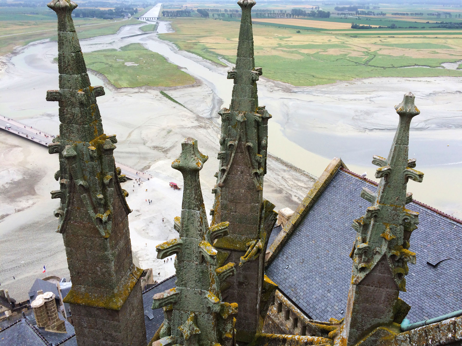 モン・サン・ミッシェル修道院の教会の屋根の上から見る絶景