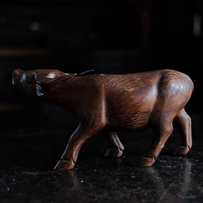 木彫りの水牛 – zakka store towi