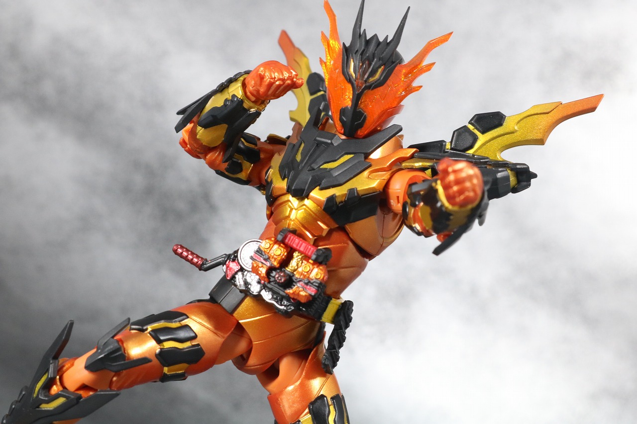 S.H.フィギュアーツ 仮面ライダークローズマグマ レビュー | トイハコ