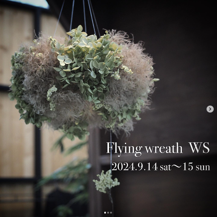 鶏頭と秋色紫陽花のフライングリース♡