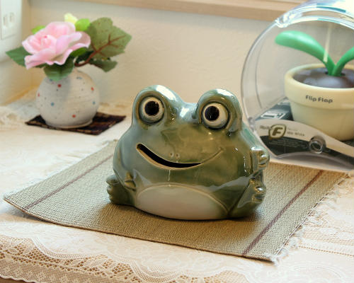 楽天市場】信楽焼 カエル 貯金箱 4号 出目 はにかみ 置物 カエルの置物