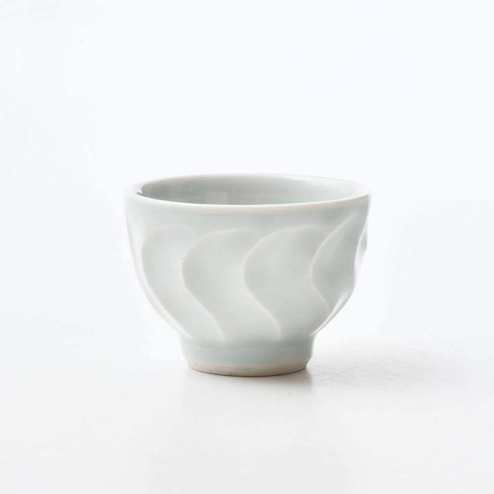 一輪挿し　花器　しのぎ　白磁　川野恭和　民藝 艸茅窯 花器・花入れ ｜ みんげい おくむら