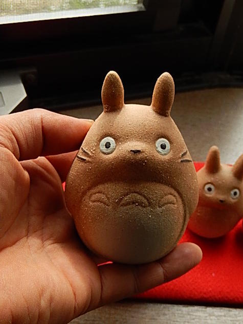 楽天市場】信楽焼の陶器のトトロトトロの置物 となりのトトロ : 園芸