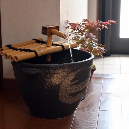 楽天市場】日本の文化の詫び錆び窯肌耳付水流つくばい 信楽焼き庭園灯