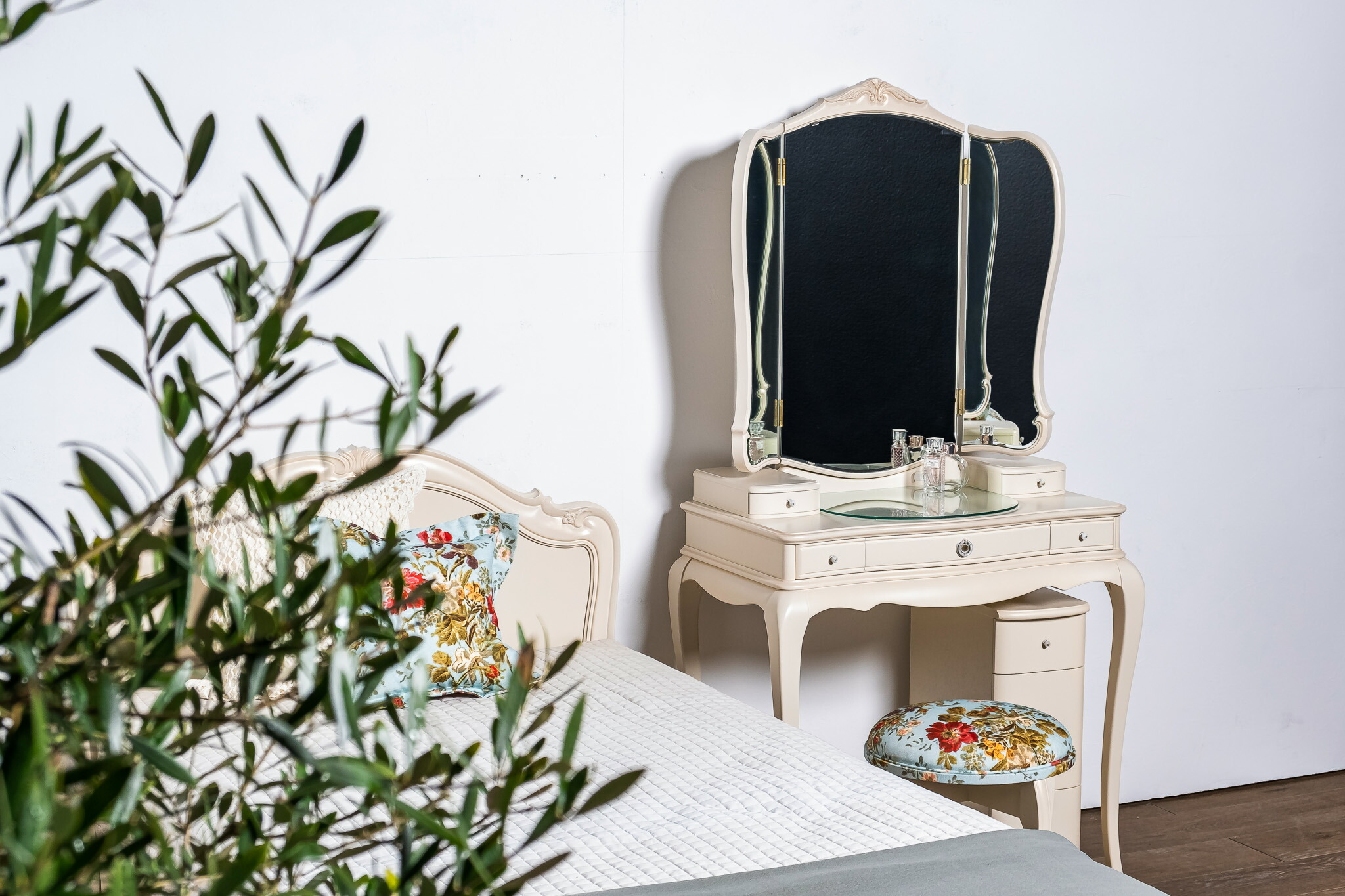 楽天市場】カンティーニュ ドレッサー ルーシー 三面鏡 猫脚家具 白い