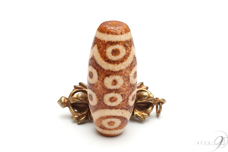 dZi beadsジービーズ 西蔵 玉髄 上肯 龍紋 陰陽太極図天珠（板珠） カルセドニー（玉髄）から作られた上肯龍紋天珠とは