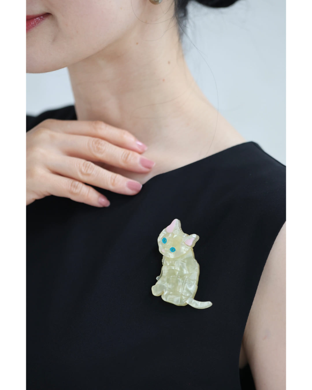 楽天市場】「ランキング受賞」 青い目のミルキーな猫ちゃんブローチ