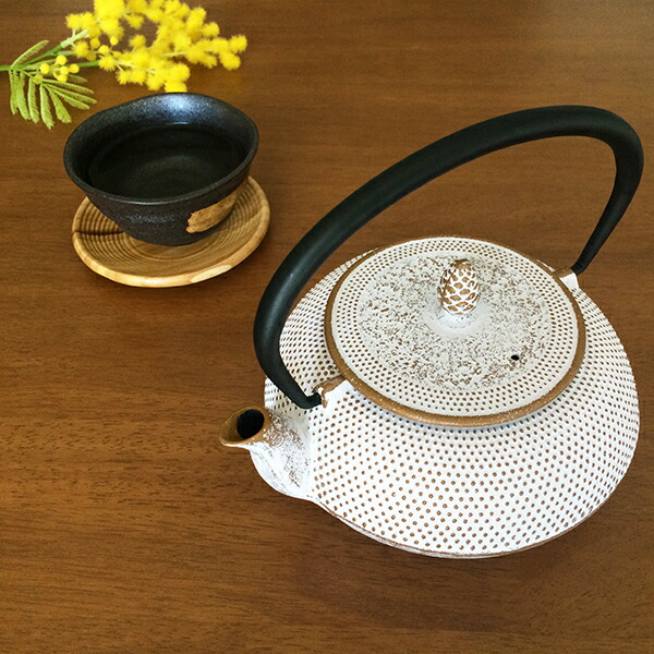 楽天市場】南部鉄器 急須 鉄婚式 白×ゴールド 霰 0.6L / かわいい