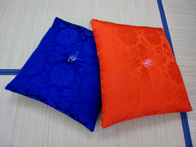 楽天市場】法要座布団 仏壇用/祝い用 赤紫座布団 お寺 手作り綿座布団