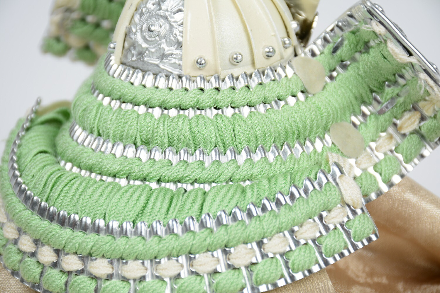 楽天市場】【選べる2種】 五月人形 寛蔵作 収納兜飾り 白兜5号 桐箱付