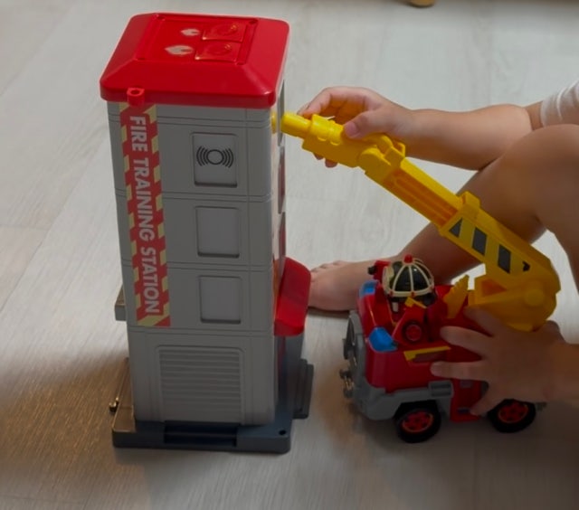 楽天市場】☆配送無料☆ROBOCAR POLI☆ロイの消防レスキュープレイ